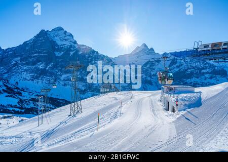 Grindelwald-FIRST, SUISSE - 15 JANVIER 2020:Paysage d'hiver sur La première montagne de Grindelwald dans les Alpes bernoises de Suisse, passerelle populaire pour Banque D'Images