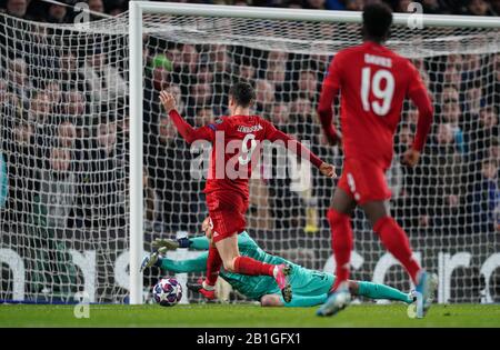 Londres, Royaume-Uni. 25 février 2020. Le gardien de but Wilfredo Caballero, de Chelsea, sauve de Robert Lewandowski, du Bayern de Munich, lors de la ronde de la Ligue des Champions de l'UEFA de 16 matchs de 1ère étape entre Chelsea et Bayern Munich, au Stamford Bridge, Londres, Angleterre, le 25 février 2020. Photo D'Andy Rowland. Crédit: Images Prime Media / Alay Live News Banque D'Images