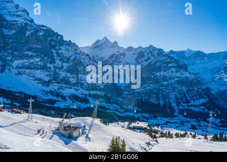 Grindelwald-FIRST, SUISSE - 15 JANVIER 2020: Skieurs sur La première montagne de Grindelwald dans les Alpes bernoises de Suisse, Banque D'Images