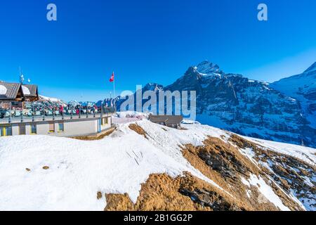 Grindelwald-FIRST, SUISSE - 15 JANVIER 2020: Les touristes sur le Cliff Walk Bar tarrace, un lieu d'observation populaire sur la première montagne de Grindelwald, Banque D'Images