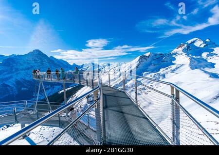 Grindelwald-FIRST, SUISSE - 15 JANVIER 2020: Les touristes prennent des photos sur la Cliff Walk, une plate-forme populaire d'observation sur la première montagne Banque D'Images