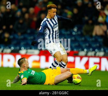 Les Hawthorns, West Bromwich, Royaume-Uni. 25 février 2020. Championnat D'Anglais De Football, West Bromwich Albion Contre Preston North End; Callum Robinson De West Bromwich Albion Est Abordé Par Patrick Bauer De Preston North End Credit: Action Plus Sports Images/Alay Live News Banque D'Images