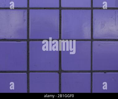 Petite texture de fond de mur de carreaux violets et abîmés. Banque D'Images