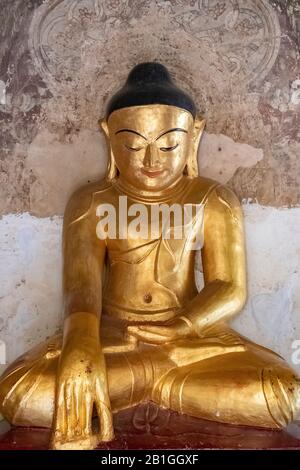 Statue De Bouddha Assise À La Pagode Gawdawpalinin, Bagan, Région De Mandalay, Myanmar Banque D'Images