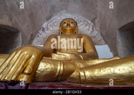 Statue De Bouddha Assise À La Pagode Gawdawpalinin, Bagan, Région De Mandalay, Myanmar Banque D'Images