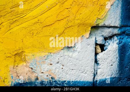 vieux ciment jaune et mur bleu de brique. Beau stuc en béton. Ciment peint. Mur de texture de fond. Banque D'Images