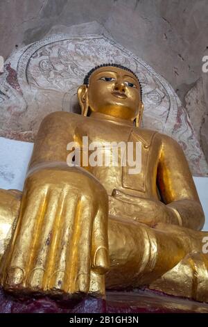 Statue De Bouddha Assise À La Pagode Gawdawpalinin, Bagan, Région De Mandalay, Myanmar Banque D'Images