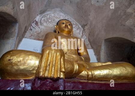 Statue De Bouddha Assise À La Pagode Gawdawpalinin, Bagan, Région De Mandalay, Myanmar Banque D'Images