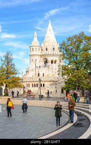 Budapest, Hongrie - 6 novembre 2019 : Bastion de Fishermans dans la capitale hongroise. L'un des monuments les plus populaires de la ville, construit dans un style néo-roman. Les gens de la cour adjacente. Banque D'Images