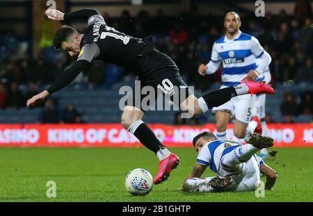 Tom Lawrence, du comté de Derby, est fould par Yoann Barbet des Queens Park Rangers lors du match de championnat Sky Bet à Loftus Road, Londres. Banque D'Images