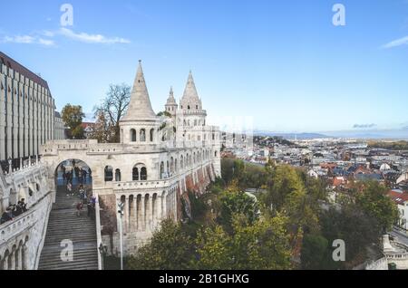 Budapest, Hongrie - 6 novembre 2019 : Bastion de Fishermans dans la capitale hongroise. L'un des monuments les plus populaires de la ville, construit dans un style néo-roman. Visites touristiques. Ville en arrière-plan. Banque D'Images