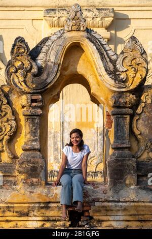 Jeune birmane posant pour photographie au monastère de Maha Aungmye Bonzan, Inwa, région de Mandalay, Myanmar Banque D'Images