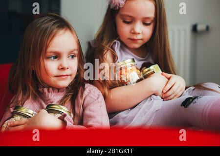 Deux petites filles mignonnes. Adorables petites filles jouant. Banque D'Images