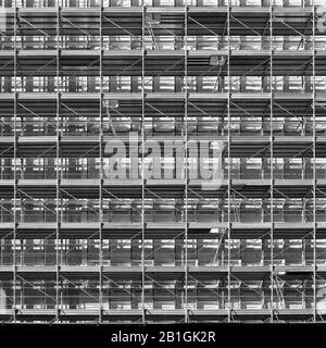 Échafaudage sur la façade lors de la construction d'un bâtiment de Symbiose dans la banlieue sud de Milan, Italie, près de la Fondation Prada Banque D'Images