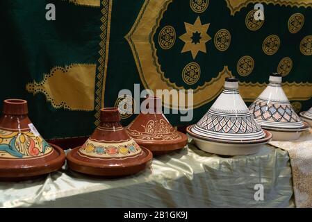 Pots traditionnels berbères Tajine à vendre sur un marché ethnique Banque D'Images