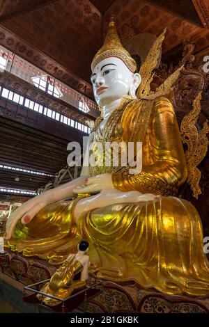 Statue De Bouddha Géant À Ngahtatgyi Paya, Yangon, Myanmar Banque D'Images