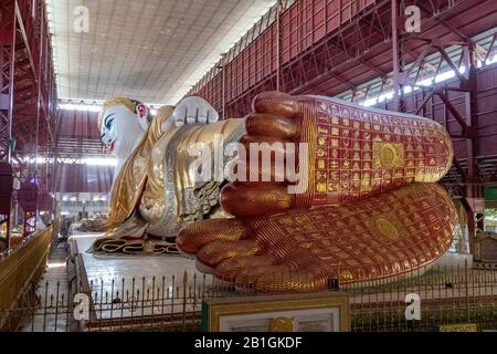 Les pieds décorés de la statue géante de Bouddha inclinable à Chaukhtatgyi Paya, Yangon, Myanmar Banque D'Images