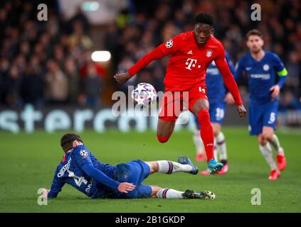 Alphonso Davies (à droite) du Bayern Munich et Andreas Christensen de Chelsea combattent pour le ballon lors du match de 16 premières jambes de la Ligue des Champions de l'UEFA au Stamford Bridge à Londres. Banque D'Images