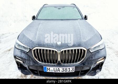 Ischgl, Autriche - 10 janvier 2020 : dernier SUV de luxe BMW 5 G 05 garé à l'extérieur le jour froid de l'hiver. Wehicle recouvert de gorfrost et de icicules Banque D'Images