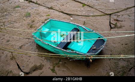 Bateaux locaux sur la zone intertidale sablonneuse à marée basse à legis ryme, sud de l'angleterre Banque D'Images