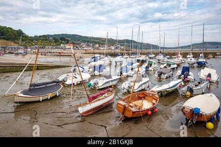 Bateaux locaux sur la zone intertidale sablonneuse à marée basse à legis ryme, sud de l'angleterre Banque D'Images