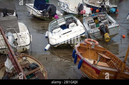 Bateaux locaux sur la zone intertidale sablonneuse à marée basse à legis ryme, sud de l'angleterre Banque D'Images