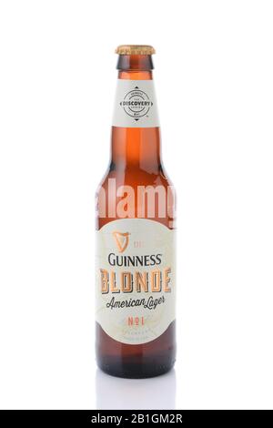 Irvine, CA - 12 JANVIER 2015 : une bouteille unique de Guinness Blond American Lager isolée sur blanc. Guinness produit de la bière en Irlande depuis Banque D'Images