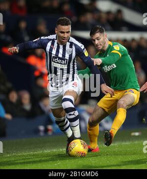 West Bromwich Albion's Hal Robson-Kanu s'éloigne de Andrew Hughes de Preston North End lors du match du championnat Sky Bet aux Hawthorns, West Bromwich. Banque D'Images