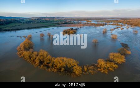 Vue panoramique aérienne sur les terres agricoles inondées au lever du soleil - rivière Severn serpenter dans le Shropshire Banque D'Images