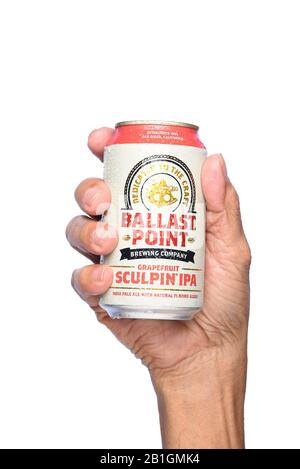 Irvine, CALIFORNIE - 26 AVRIL 2019: Gros plan d'une main tenant une CAN froid de Ballast point pamplemousse Sculpter IPA, avec condensation. Banque D'Images