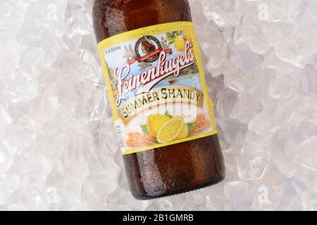 Irvine, CA - 2 JUIN 2015 : une bouteille de Leinenkugel Summer Shandy sur un lit de glace. Leinenkugel a été fondé à Chippewa Falls, WI, en 1867 par Jacob Lein Banque D'Images