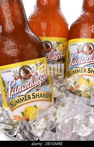 Irvine, CA - 2 JUIN 2015 : gros plan de trois bouteilles de Leinenkugel Summer Shandy dans la glace. Leinenkugel a été fondé à Chippewa Falls, WI, en 1867 par Jac Banque D'Images