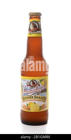 Irvine, CA - 2 JUIN 2015 : une bouteille unique de Leinenkugel Summer Shandy sur blanc. Leinenkugel a été fondé à Chippewa Falls, WI, en 1867 par Jacob Lein Banque D'Images