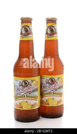 Irvine, CA - 2 JUIN 2015 : deux bouteilles de Leinenkugel Summer Shandy sur blanc. Leinenkugel a été fondé à Chippewa Falls, WI, en 1867 par Jacob Leinenku Banque D'Images