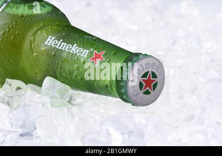 Irvine, CA - 29 MAI 2017 : bouteille de bière Heineken sur glace. Depuis 1975, la plupart des bières Heineken sont brassées à la brasserie de Zoeterwoude, aux Pays-Bas. Banque D'Images