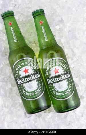 Irvine, CA - 29 MAI 2017 : bouteilles de bière Heineken sur glace. Depuis 1975, la plupart des bières Heineken sont brassées à la brasserie de Zoeterwoude, aux Pays-Bas. Banque D'Images