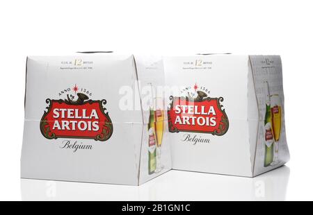 Irvine, CALIFORNIE - 5 JUILLET 2019: Stella Artois Beer 12 paquets. Stella est brassée à Leuven, en Belgique, depuis 1926, et lancée comme une bière festive Banque D'Images