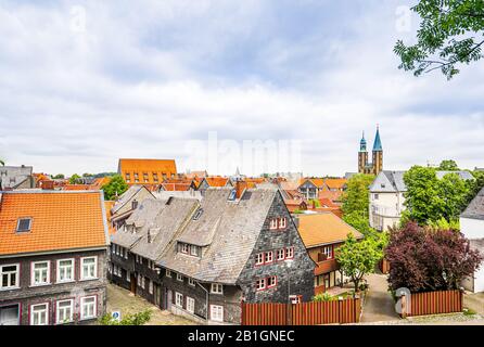 Vue sur les maisons à colombages et la rue pavée dans la vieille ville historique de Goslar, Allemagne Banque D'Images