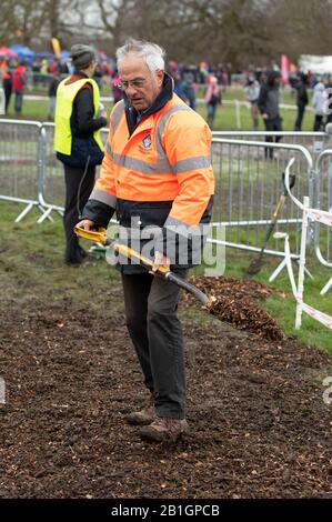 Nottingham - ANGLETERRE - 22 FÉVR. : le responsable répare le cours aux Championnats nationaux de la Croix-Pays anglaise, Wolaton Park, Nottingham, Englan Banque D'Images