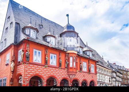 Vue sur le bâtiment historique Kaiserworth sur la place du marché de Goslar, Allemagne Banque D'Images