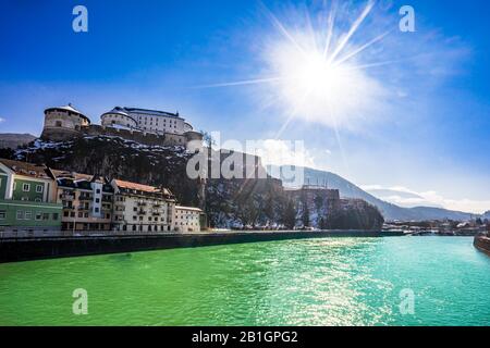 Vue Sur Panorama River Inn Et Château Kufstein Autriche Banque D'Images