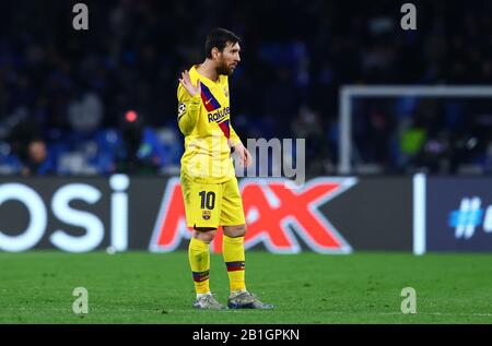 Naples, Italie. 25 février 2020. ; Stadio San Paolo, Naples, Campanie, Italie; Uefa Champions League Football, Naples Contre Barcelone; Lionel Messi De Barcelone Gestes Aux Coéquipiers Crédit: Action Plus Sports Images/Alay Live News Banque D'Images