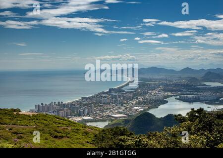 Ciel bleu brumeux au-dessus du quartier de Barra da Tijuca à Rio de Janeiro avec végétation de la montagne de belvédère de Pedra Bonita Banque D'Images