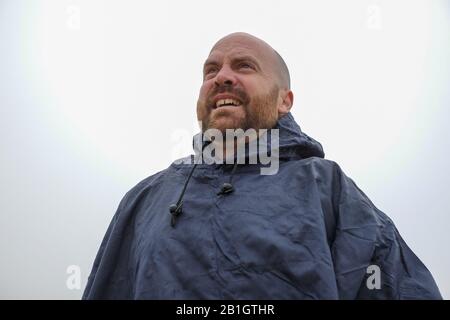 Cape Henloopen, Delaware, États-Unis. 25 février 2020. Dave WHITSON regarde l'océan Atlantique depuis la plage de Cape Henloopen, DE quand il commence sa promenade côte à côte à travers l'Amérique le 25 février 2020. Whitson, un professeur d'histoire du lycée de Portland, Oregon, marche pour rencontrer et parler avec les gens le long de sa route pour mieux comprendre et connecter l'Amérique rurale. Whitson est un marcheur expérimenté de longue distance et s'attend à terminer sa promenade côte à côte en août. Crédit: Fritz Nordengren/Zuma Wire/Alay Live News Banque D'Images