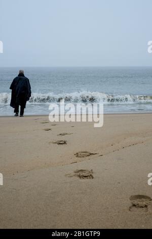 Cape Henloopen, Delaware, États-Unis. 25 février 2020. Dave WHITSON se rend à l'océan Atlantique sur la plage de Cape Henloopen, DE quand il commence sa promenade côte à côte à travers l'Amérique le 25 février 2020. Whitson, un professeur d'histoire du lycée de Portland, Oregon, marche pour rencontrer et parler avec les gens le long de sa route pour mieux comprendre et connecter l'Amérique rurale. Whitson est un marcheur expérimenté de longue distance et s'attend à terminer sa promenade côte à côte en août. Crédit: Fritz Nordengren/Zuma Wire/Alay Live News Banque D'Images