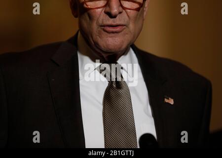 Washington, États-Unis D'Amérique. 25 février 2020. Charles Schumer (démocrate de New York), leader du Sénat minoritaire, parle à la presse avant les votes de l'après-midi à Washington, DC, États-Unis le mardi 25 20crédit: Aaron Schwartz/CNP | usage dans le monde crédit: DPA/Alay Live News Banque D'Images