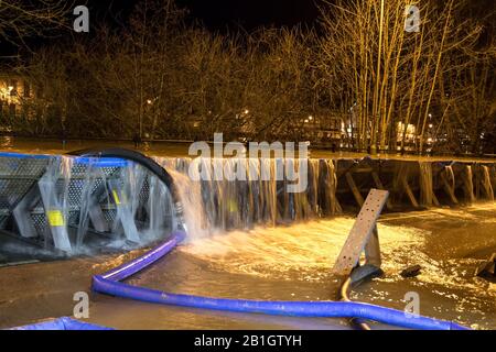 Bewdley, Royaume-Uni. 25 février 2020. Les niveaux de la rivière atteignent un sommet sans précédent ce soir à 21:30, alors que les eaux d'inondation commencent à se déverser dangereusement au-dessus des barrières de défense contre les inondations à Beale's Corner dans la ville de Worcestershire de Bewdley. Des services d'urgence sont présents toute la nuit pour s'assurer que les pompes à eau industrielles sont utilisées en permanence en pompant le plus d'eau possible dans la rivière Severn et loin des propriétés périlleusement proches à risque. Crédit: Lee Hudson/Alay Live News Banque D'Images