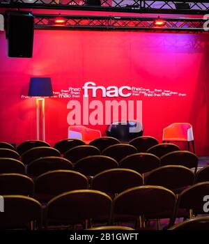 Nice, France - 24 novembre 2019: Fnac central électronique et magasin de livres à Nice auditorium et lieu de réunion avec écrivains et présentations - chaises rouges vides et logotype sur le mur Banque D'Images