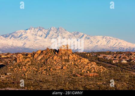 Vue depuis Pinnacle Peak jusqu'aux montagnes Mazatzal enneigées avec Quatre Peaks, États-Unis, Arizona, Mazatzal Mountains Banque D'Images