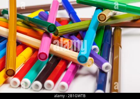 Stylos À pointe Feutre multicolore isolés sur un fond blanc Banque D'Images